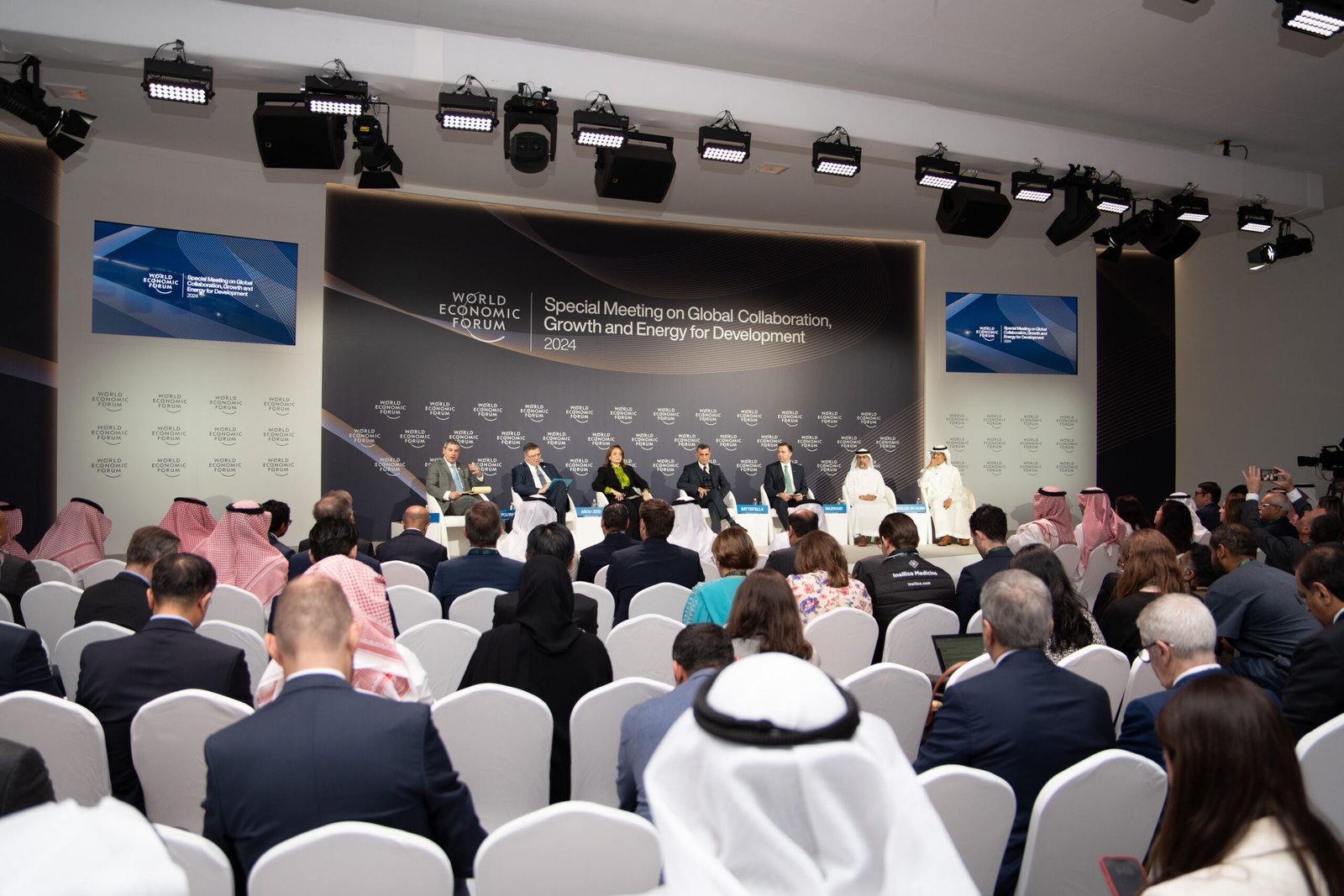 خلال المنتدى الاقتصادي العالمي بالرياض.. سهيل المزروعي يؤكد اهتمام الإمارات بالتوازن بين التنمية والحفاظ على البيئة 1 خلال المنتدى الاقتصادي العالمي بالرياض.. سهيل المزروعي يؤكد اهتمام الإمارات بالتوازن بين التنمية والحفاظ على البيئة