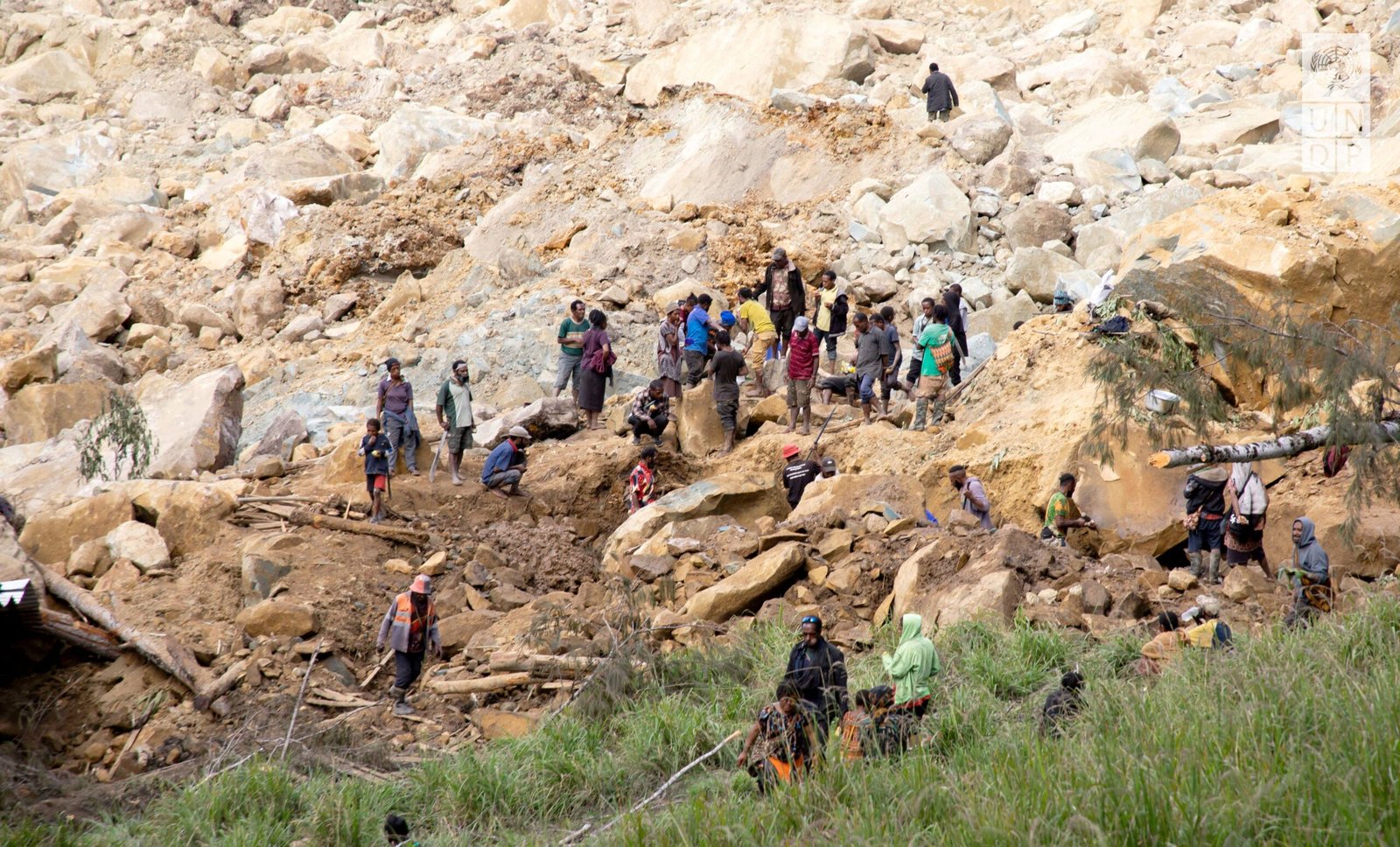 إجلاء 7900 شخص في بابوا غينيا الجديدة جراء الانهيارات الأرضية 1 إجلاء 7900 شخص في بابوا غينيا الجديدة جراء الانهيارات الأرضية