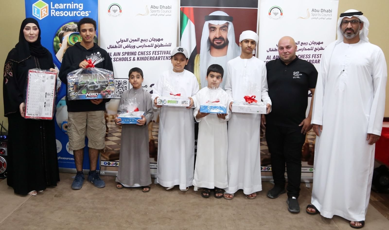 تتويج الفائزين ببطولة الشطرنج للمدارس بالعين 1 تتويج الفائزين ببطولة الشطرنج للمدارس بالعين