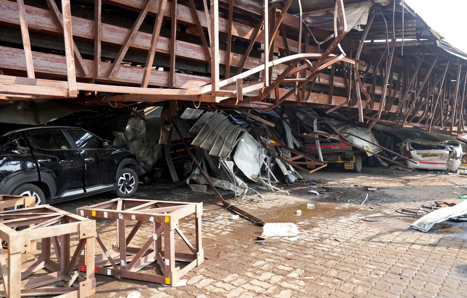 مقتل 14 شخصا وإصابة 74 آخرين جراء سقوط لوحة إعلانية في الهند 1 مقتل 14 شخصا وإصابة 74 آخرين جراء سقوط لوحة إعلانية في الهند