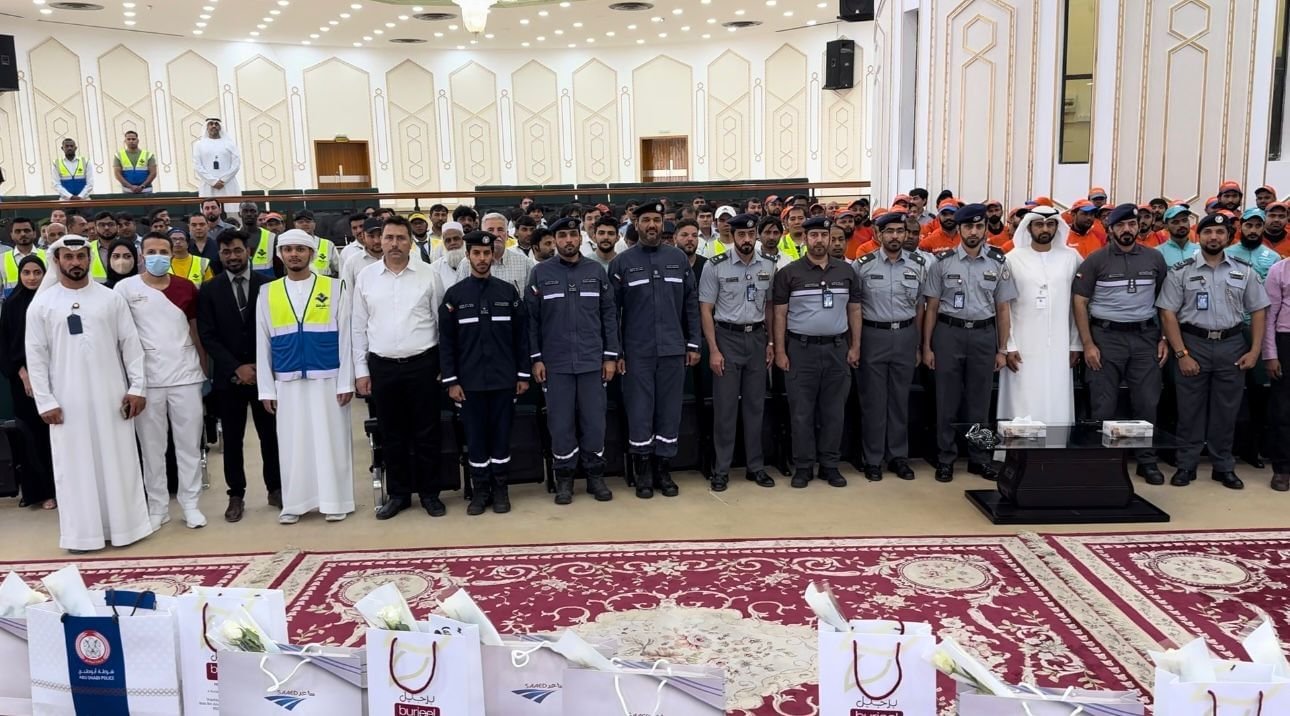 شرطة أبوظبي تنظم ملتقى "القيادة الآمنة والسلامة المرورية" بالعين 1 شرطة أبوظبي تنظم ملتقى "القيادة الآمنة والسلامة المرورية" بالعين