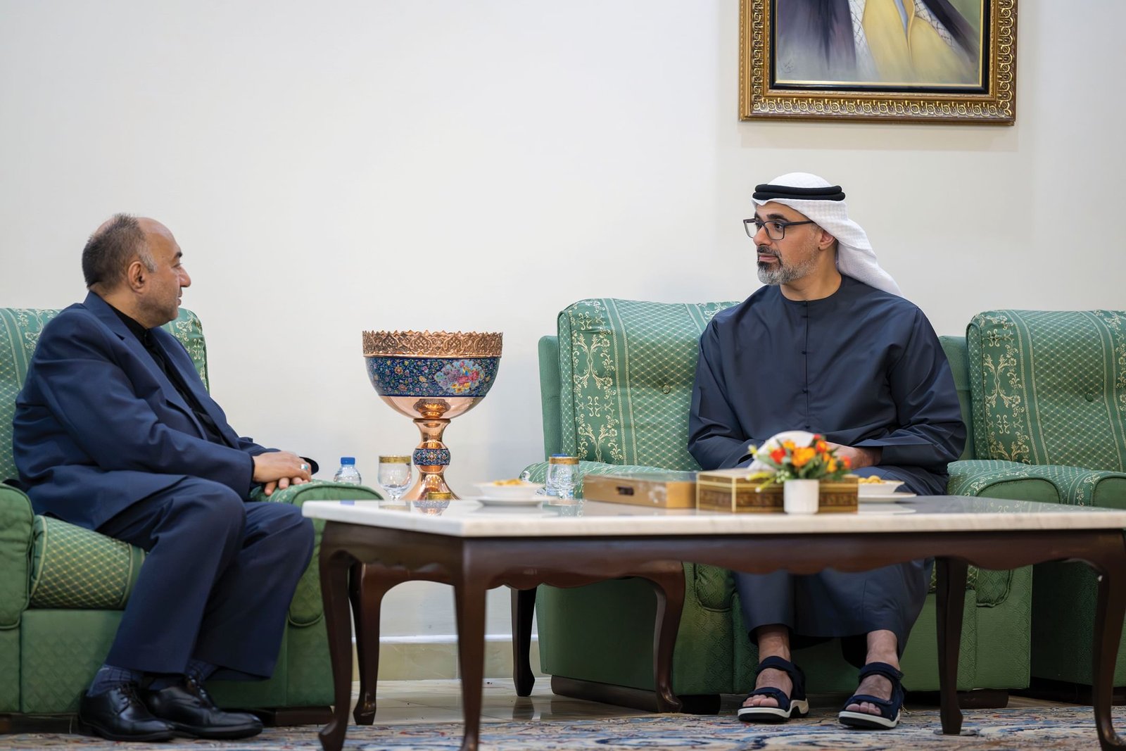 خالد بن محمد بن زايد يقدم واجب العزاء في وفاة الرئيس الإيراني ومرافقيه 1 خالد بن محمد بن زايد يقدم واجب العزاء في وفاة الرئيس الإيراني ومرافقيه