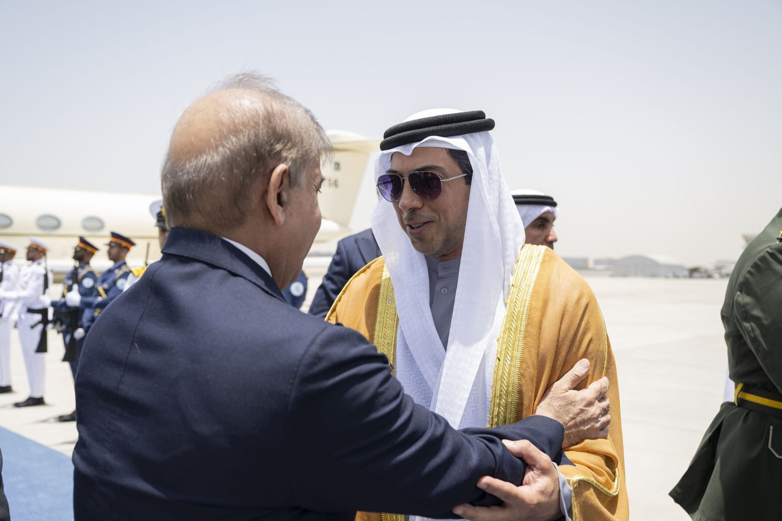 استقبله منصور بن زايد.. رئيس وزراء باكستان يصل البلاد 1 استقبله منصور بن زايد.. رئيس وزراء باكستان يصل البلاد