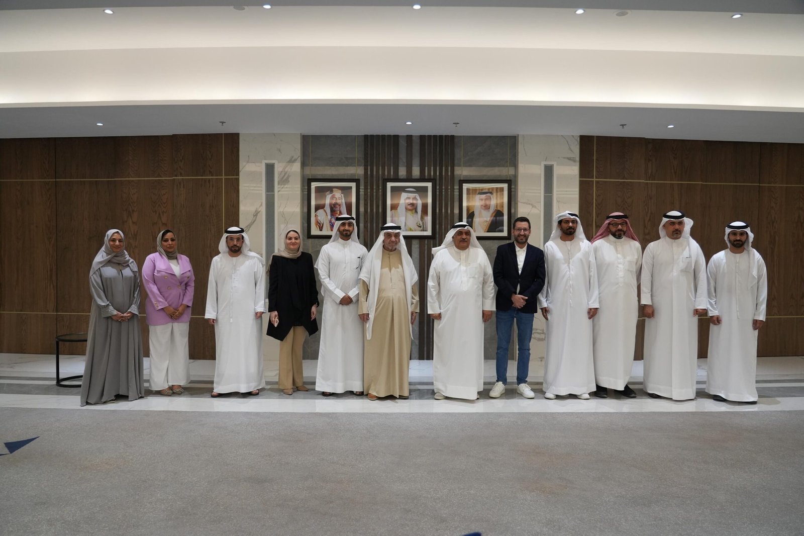 وفد جمعية الصحفيين الإماراتية يختتم مشاركته في دورة تدريبية بالبحرين 1 وفد جمعية الصحفيين الإماراتية يختتم مشاركته في دورة تدريبية بالبحرين