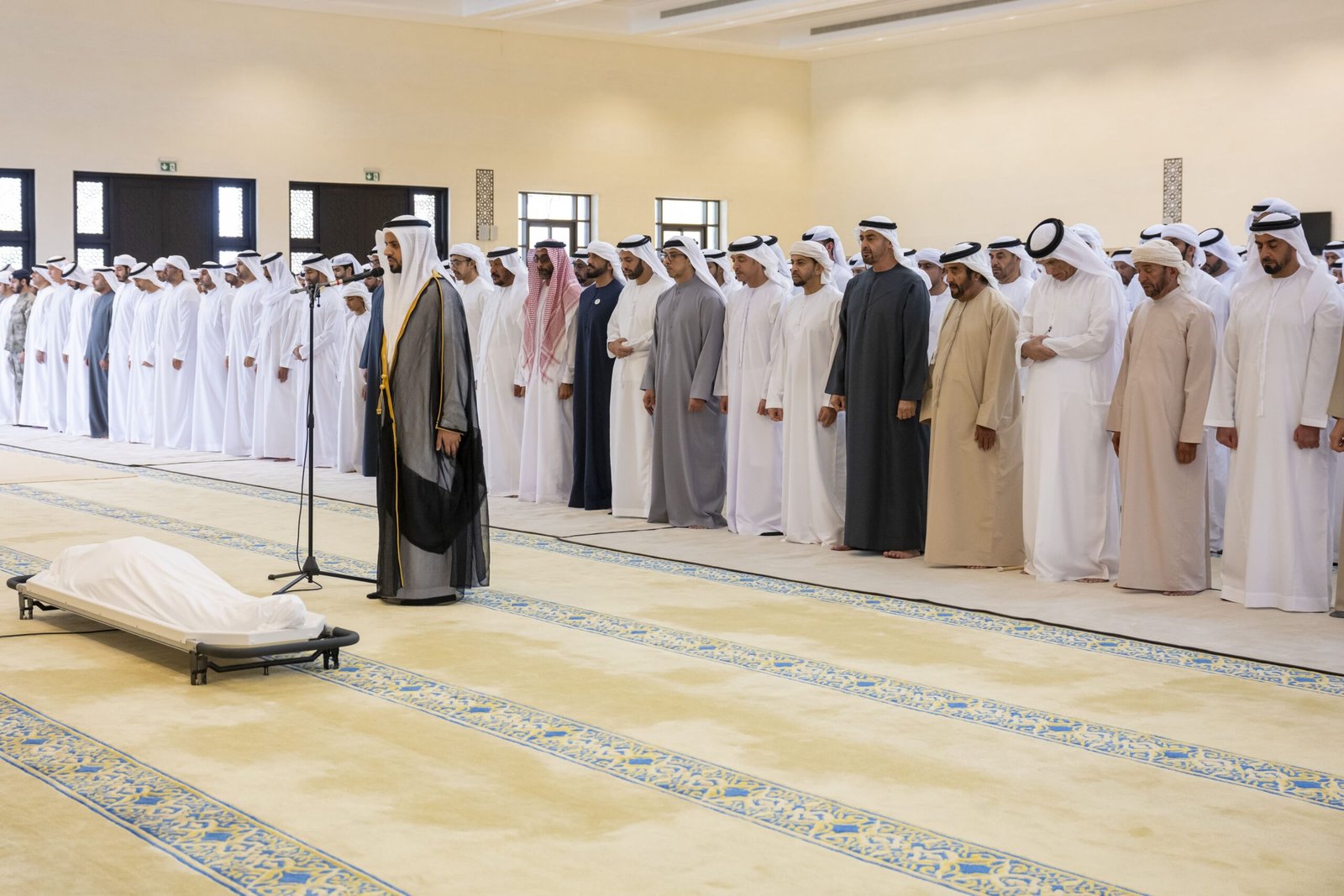 رئيس الدولة وحاكم رأس الخيمة والشيوخ يؤدون صلاة الجنازة على جثمان طحنون بن محمد 1 رئيس الدولة وحاكم رأس الخيمة والشيوخ يؤدون صلاة الجنازة على جثمان طحنون بن محمد