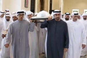 رئيس الدولة وحاكم رأس الخيمة والشيوخ يؤدون صلاة الجنازة على جثمان طحنون بن محمد