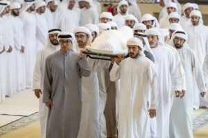 رئيس الدولة وحاكم رأس الخيمة والشيوخ يؤدون صلاة الجنازة على جثمان طحنون بن محمد