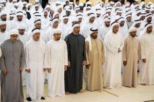 رئيس الدولة وحاكم رأس الخيمة والشيوخ يؤدون صلاة الجنازة على جثمان طحنون بن محمد