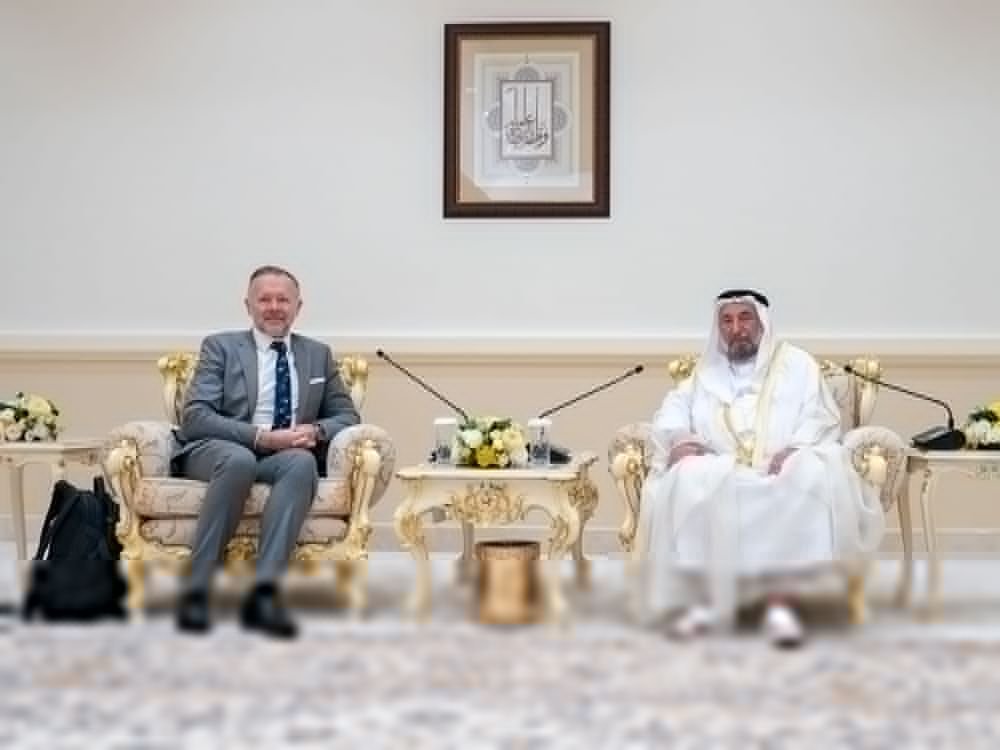 حاكم الشارقة يلتقي العميد التنفيذي لكلية العلوم الإنسانية والفنون والعلوم الاجتماعية بجامعة إكستر البريطانية 1 حاكم الشارقة يلتقي العميد التنفيذي لكلية العلوم الإنسانية والفنون والعلوم الاجتماعية بجامعة إكستر البريطانية