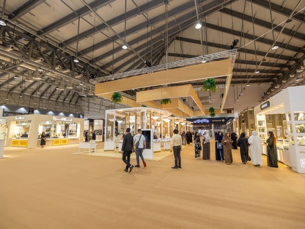 معرض "جواهر الإمارات" يستقطب 5 آلاف زائر بزيادة 20% 1 معرض "جواهر الإمارات" يستقطب 5 آلاف زائر بزيادة 20%