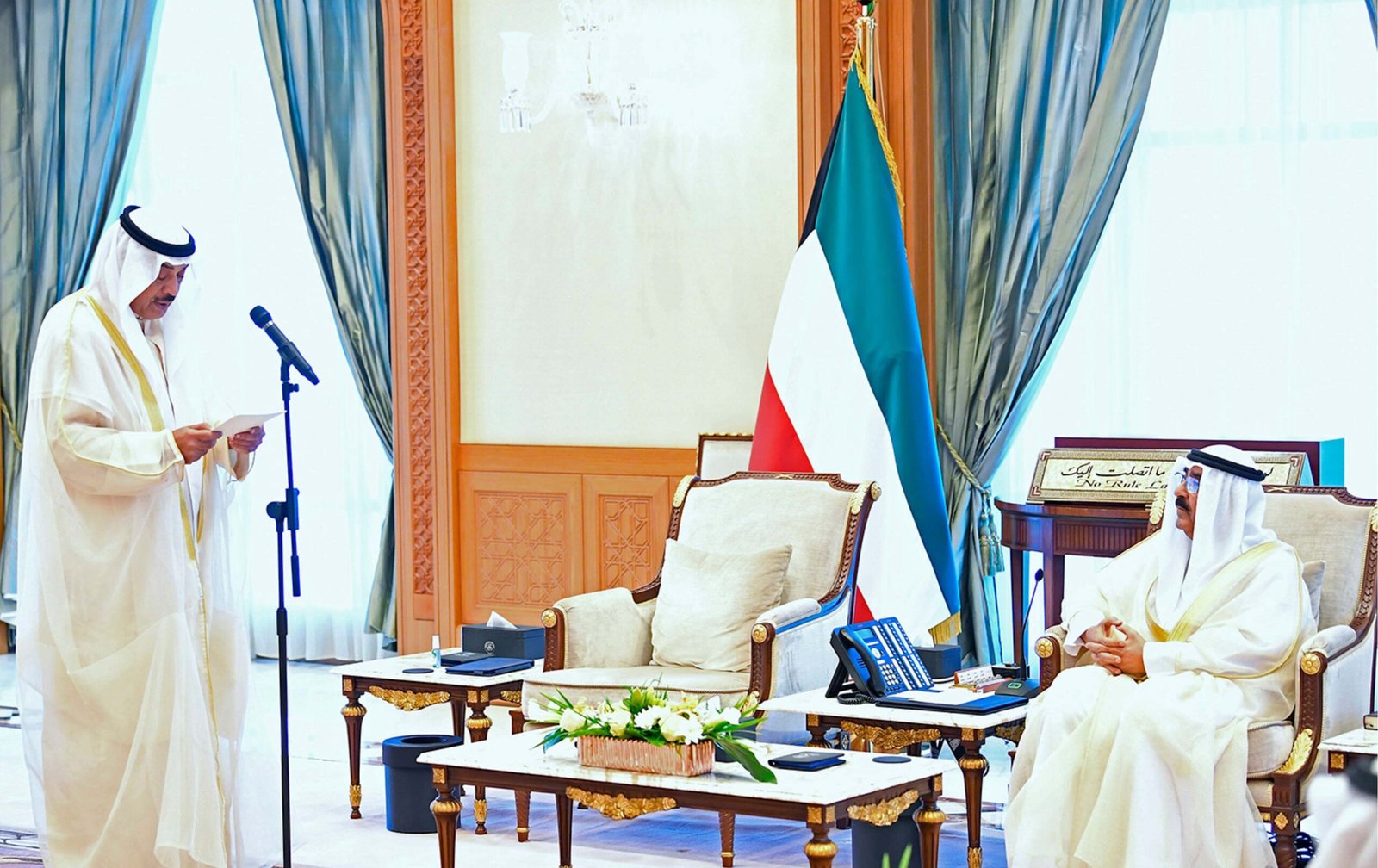 ولي عهد الكويت يؤدي اليمين الدستورية نائبا للأمير 1 ولي عهد الكويت يؤدي اليمين الدستورية نائبا للأمير