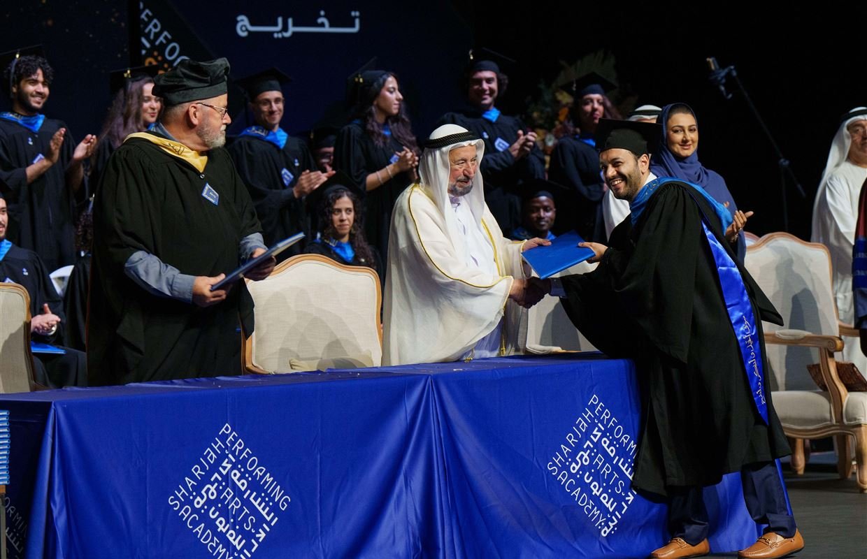 حاكم الشارقة يشهد تخريج الدفعة الثانية من طلبة أكاديمية الشارقة للفنون الأدائية 1 حاكم الشارقة يشهد تخريج الدفعة الثانية من طلبة أكاديمية الشارقة للفنون الأدائية