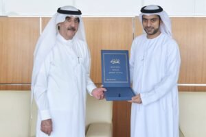 حاكم أم القيوين يستقبل مواطنًا حاصلًا على دكتوراه في البحث الجنائي
