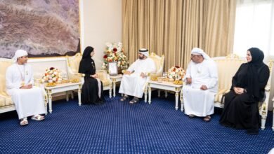 محمد الشرقي يلتقي سعيد سيف اليليلي وأسرته ويهنئهم بفوزهم بعدد من الجوائز