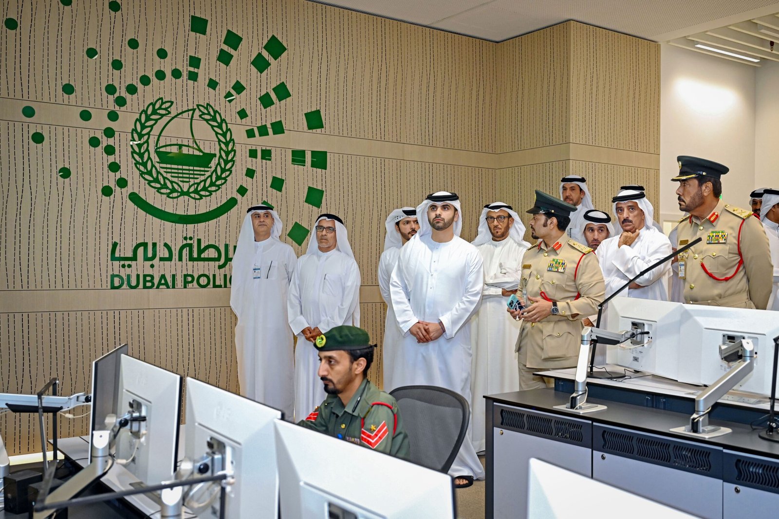 منصور بن محمد يتفقد سير العمليات في مطار دبي الدولي وهيئة الطيران المدني 1 منصور بن محمد يتفقد سير العمليات في مطار دبي الدولي وهيئة الطيران المدني