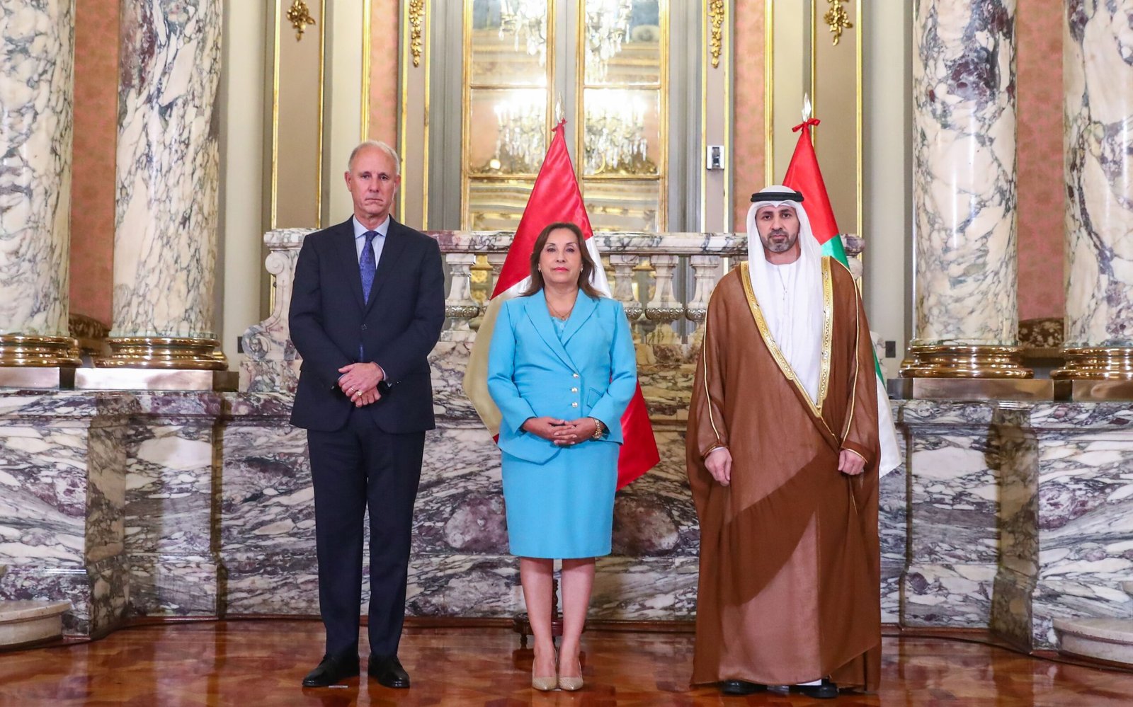 سفير الإمارات يقدم أوراق اعتماده إلى رئيسة بيرو 1 سفير الإمارات يقدم أوراق اعتماده إلى رئيسة بيرو