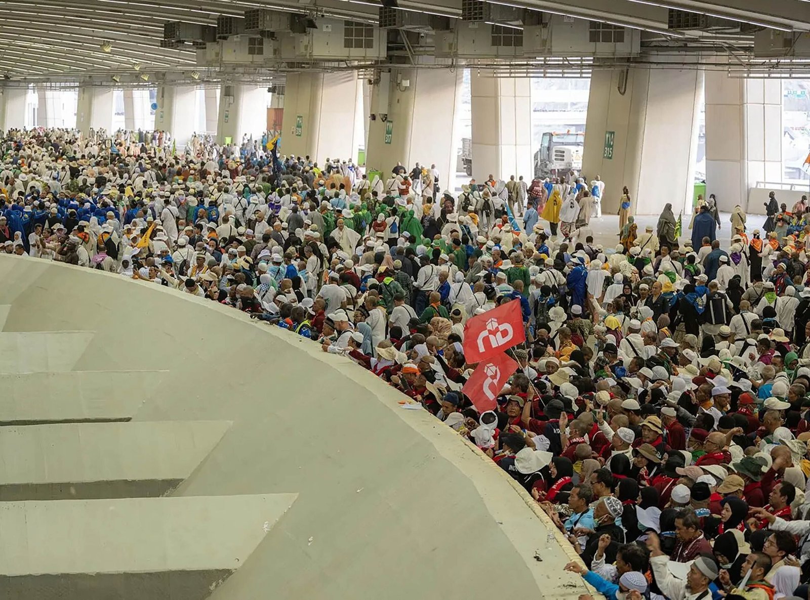 حجاج بيت الله الحرام يرمون اليوم الجمرات الثلاث في أول أيام التشريق 1 حجاج بيت الله الحرام يرمون اليوم الجمرات الثلاث في أول أيام التشريق