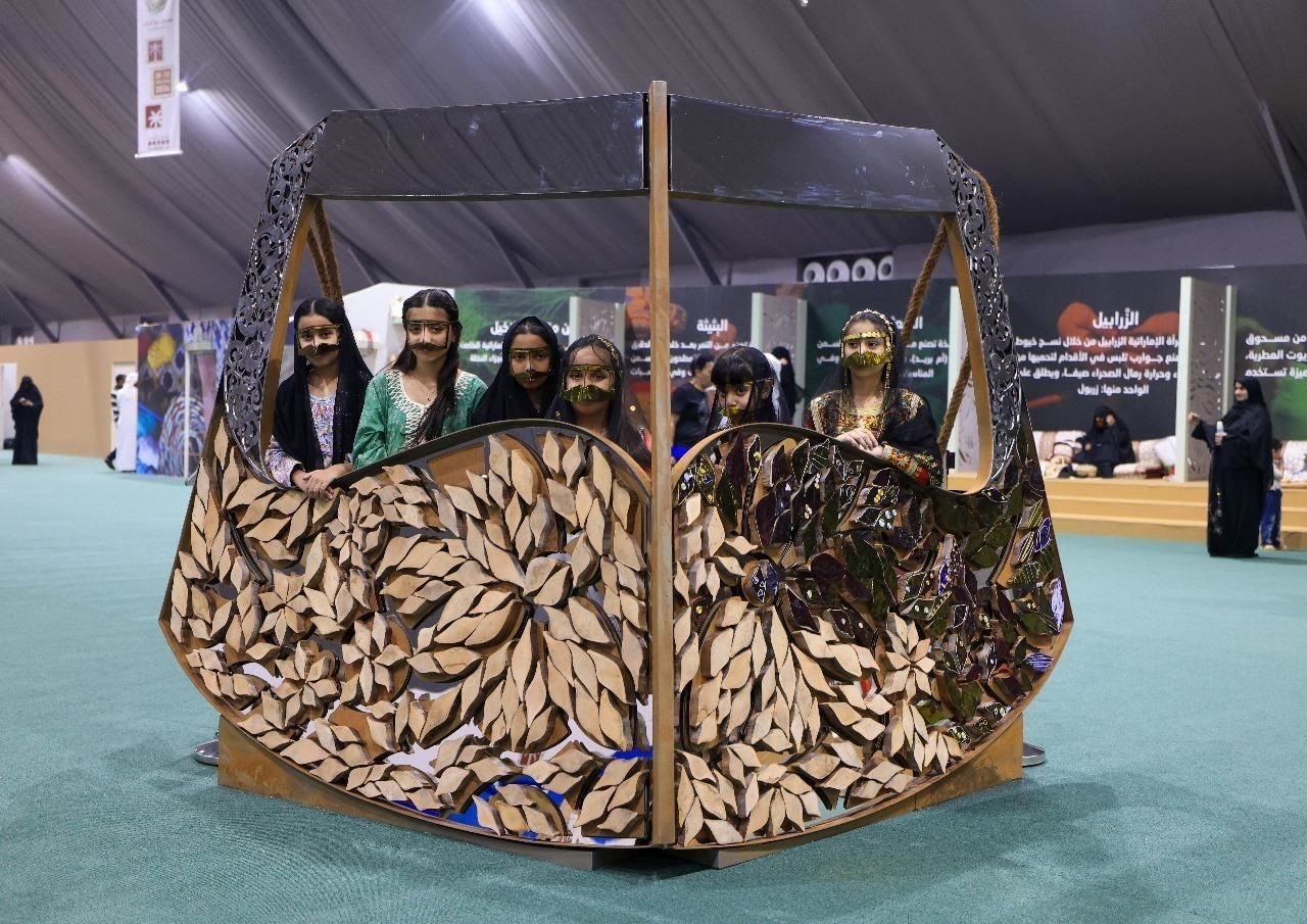 "البرقع".. علامة مميزة تجذب زائرات مهرجان ليوا للرطب