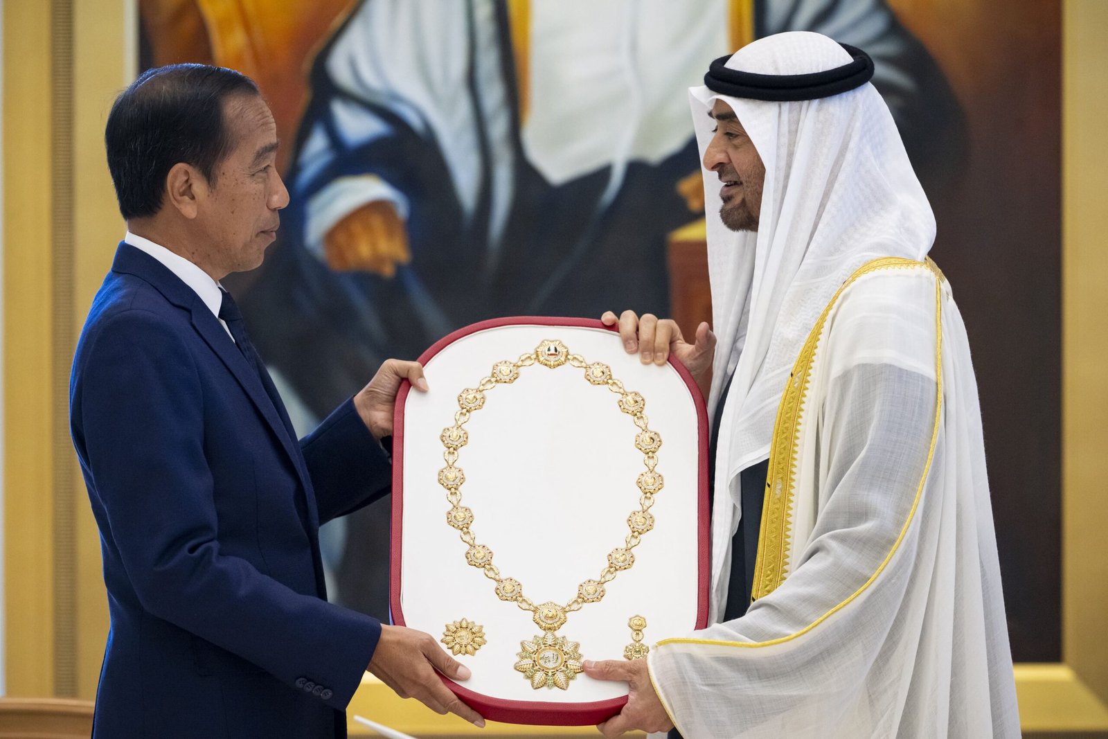 رئيس الدولة يمنح الرئيس الإندونيسي"وسام زايد" والوزير المنسق للشؤون البحرية والاستثمار "وسام الاتحاد" 1 رئيس الدولة يمنح الرئيس الإندونيسي"وسام زايد" والوزير المنسق للشؤون البحرية والاستثمار "وسام الاتحاد"