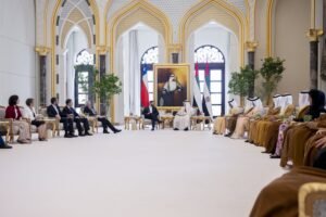 رئيس الدولة والرئيس التشيلي يبحثان تعزيز العلاقات الثنائية بين البلدين