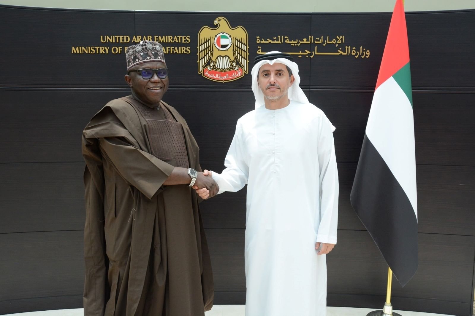 مدير مكتب وزارة الخارجية في دبي يتسلم البراءة القنصلية من القنصل العام لنيجيريا 1 مدير مكتب وزارة الخارجية في دبي يتسلم البراءة القنصلية من القنصل العام لنيجيريا
