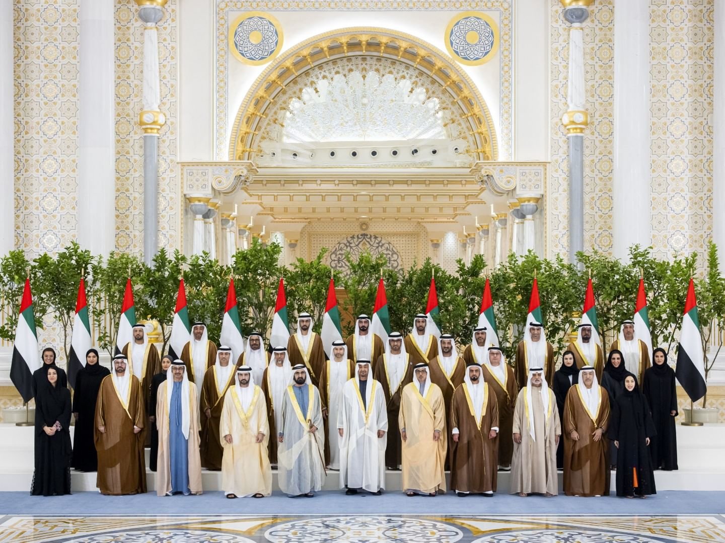 أمام رئيس الدولة وبحضور محمد بن راشد .. حمدان بن محمد والوزراء الجدد يؤدون اليمين الدستورية. 1 أمام رئيس الدولة وبحضور محمد بن راشد .. حمدان بن محمد والوزراء الجدد يؤدون اليمين الدستورية.