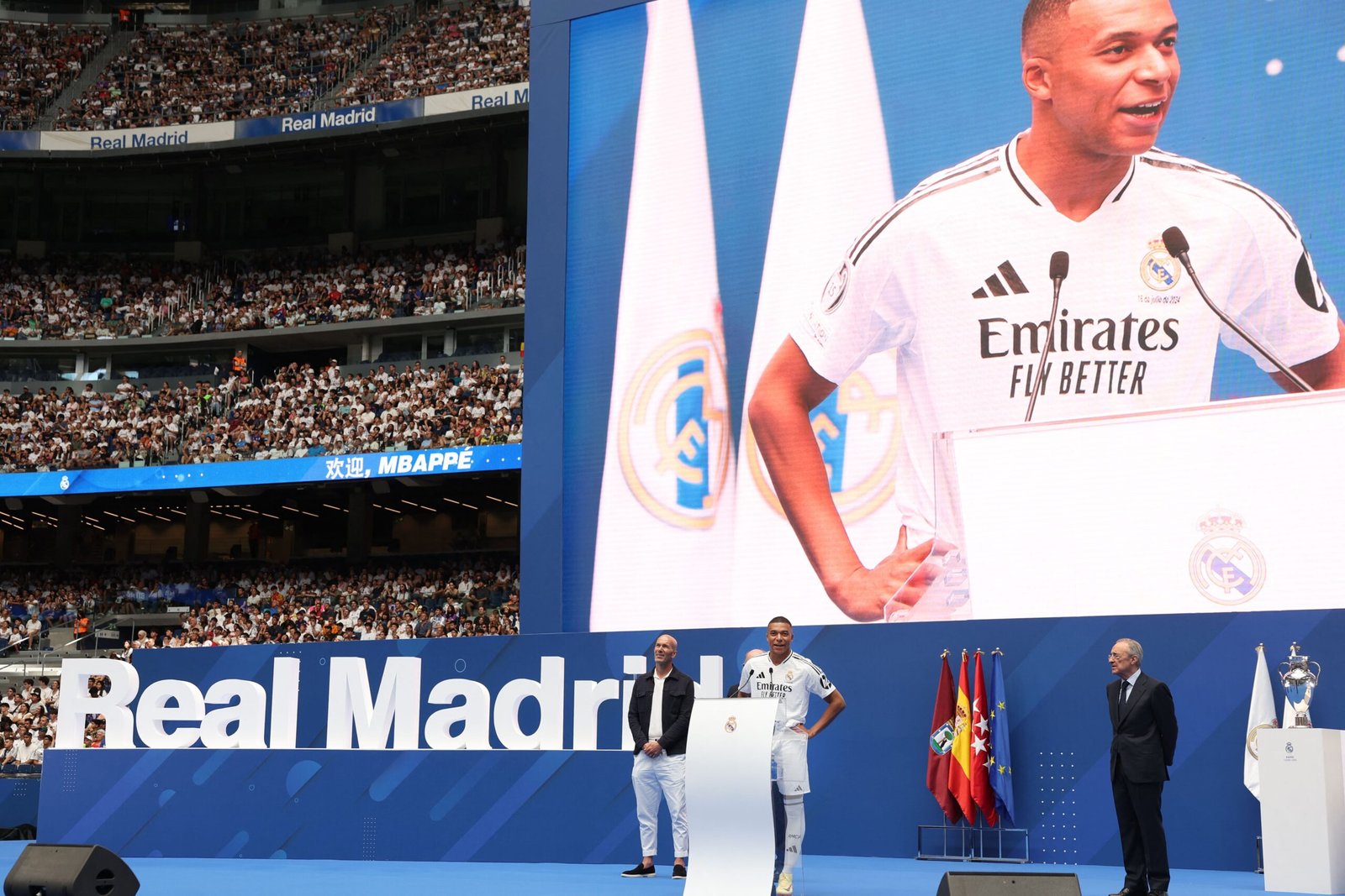 ريال مدريد يقدم نجمه الجديد مبابي وسط 80 ألف متفرج في "سانتياجو برنابيو" 1 ريال مدريد يقدم نجمه الجديد مبابي وسط 80 ألف متفرج في "سانتياجو برنابيو"