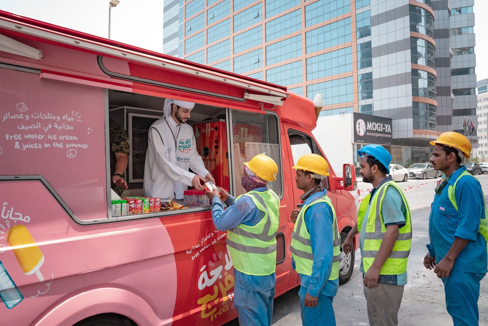 "فرجان دبي" تطلق الحملة المجتمعية الإنسانية "ثلاجة الفريج" لتوزيع المياه الباردة والعصائر والمثلجات وتخفيف تأثيرات حرارة الصيف على العمال 1 "فرجان دبي" تطلق الحملة المجتمعية الإنسانية "ثلاجة الفريج" لتوزيع المياه الباردة والعصائر والمثلجات وتخفيف تأثيرات حرارة الصيف على العمال