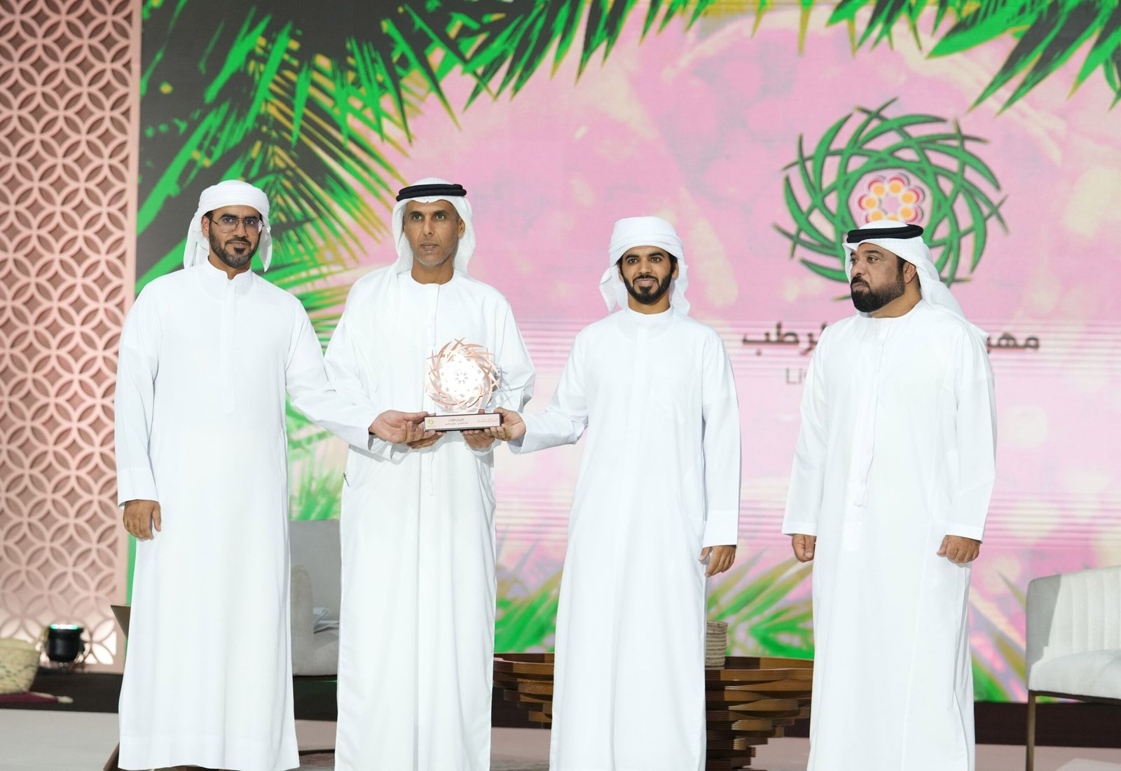 مهرجان ليوا للرطب يتوج الفائزين في شوط مزارع العين والشوط المفتوح بمزاينة الفرض 1 مهرجان ليوا للرطب يتوج الفائزين في شوط مزارع العين والشوط المفتوح بمزاينة الفرض