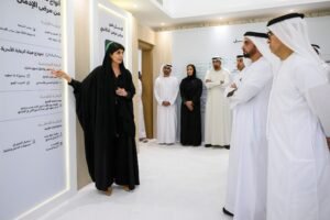 سيف بن زايد خلال زيارته لـ "بيوت منتصف الطريق" يطلع على أبرز النتائج التي حققها النموذج الأوَّلي للمشروع