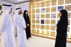 سيف بن زايد خلال زيارته لـ "بيوت منتصف الطريق" يطلع على أبرز النتائج التي حققها النموذج الأوَّلي للمشروع