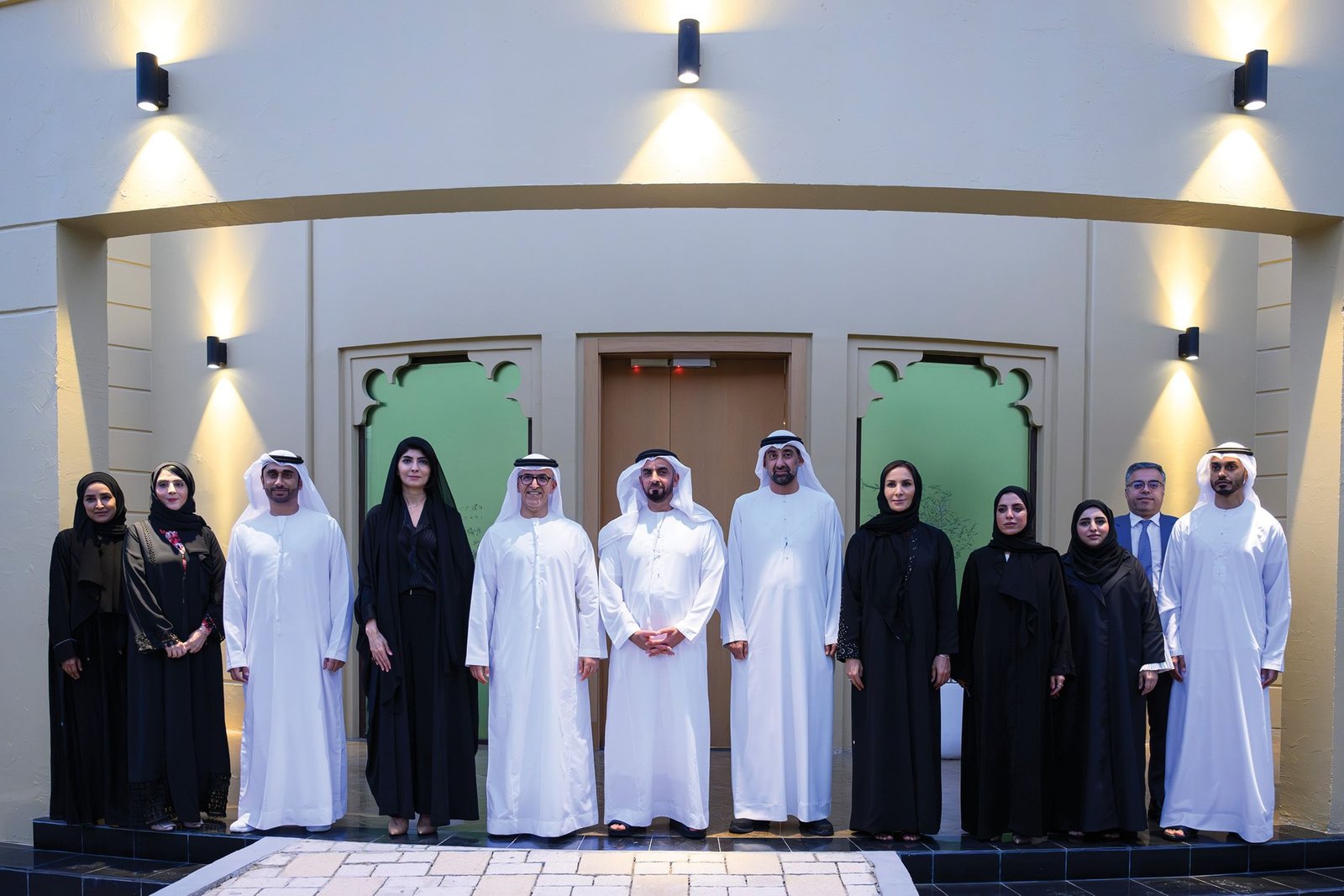 سيف بن زايد خلال زيارته لـ "بيوت منتصف الطريق" يطلع على أبرز النتائج التي حققها النموذج الأوَّلي للمشروع 1 سيف بن زايد خلال زيارته لـ "بيوت منتصف الطريق" يطلع على أبرز النتائج التي حققها النموذج الأوَّلي للمشروع