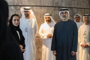 خالد بن محمد بن زايد يزور مكاتب التداول التابعة لمجموعة أدنوك ويلتقي عدداً من خريجي "أكاديمية أدنوك للتجارة والتداول"