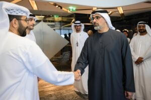 خالد بن محمد بن زايد يزور مكاتب التداول التابعة لمجموعة أدنوك ويلتقي عدداً من خريجي "أكاديمية أدنوك للتجارة والتداول"
