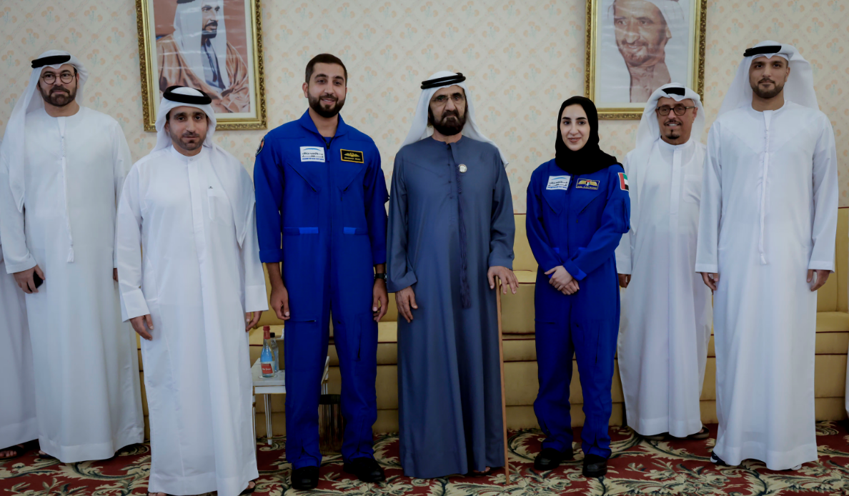 محمد بن راشد يلتقي فريق عمل مركز محمد بن راشد للفضاء 4 دقيقة 1 محمد بن راشد يلتقي فريق عمل مركز محمد بن راشد للفضاء 4 دقيقة