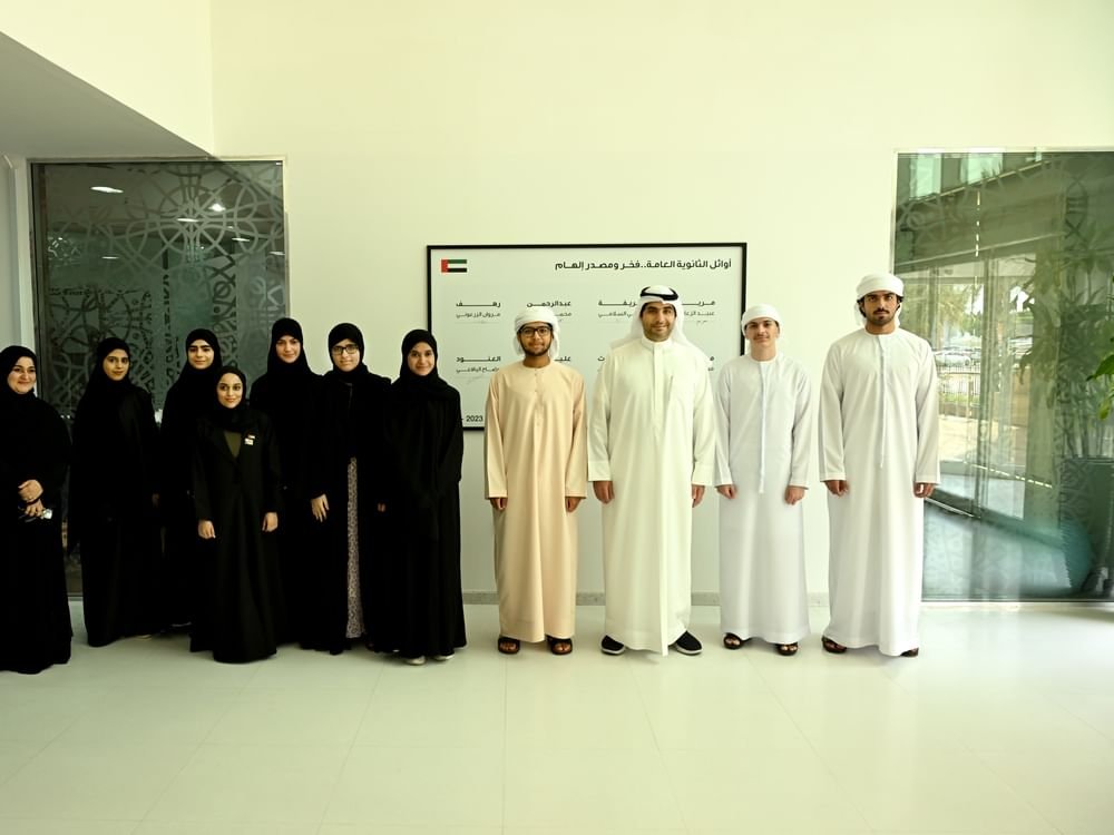 مؤسسة الإمارات للتعليم المدرسي تكرم أوائل الثانوية العامة 1 مؤسسة الإمارات للتعليم المدرسي تكرم أوائل الثانوية العامة