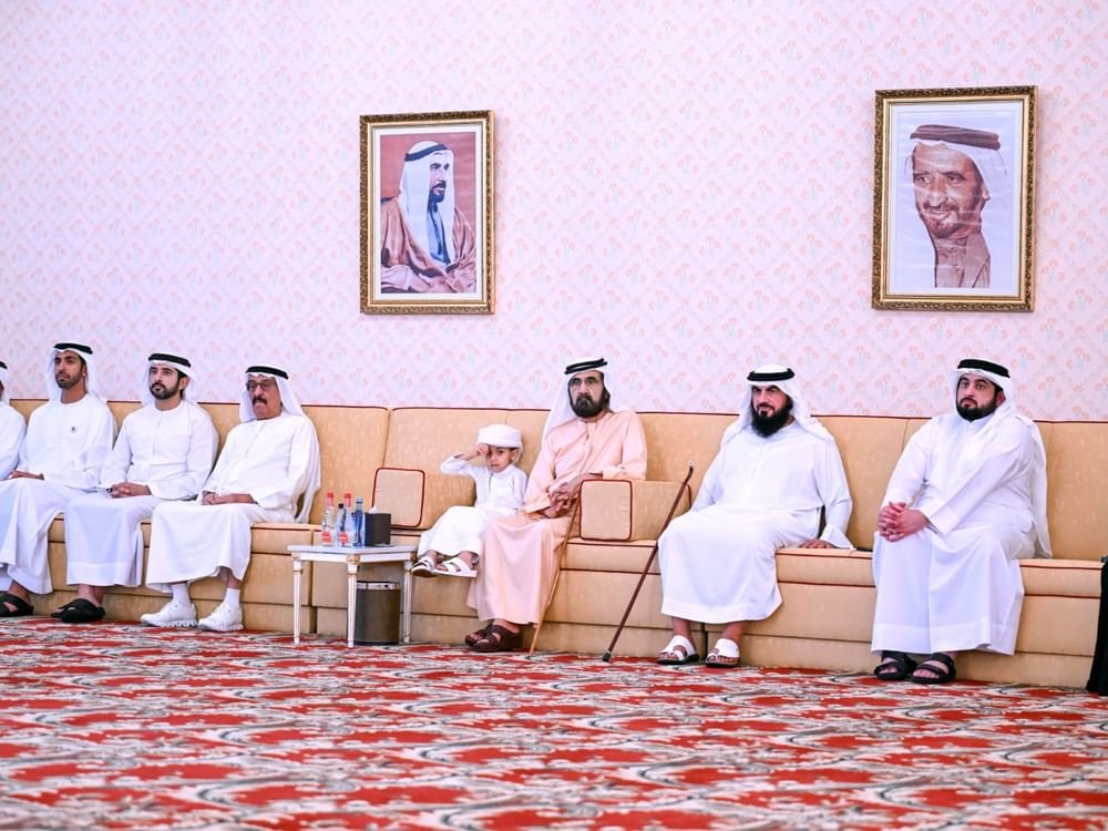 محمد بن راشد وبحضور حمدان بن محمد يستقبل جمعا من أعيان البلاد ورجال الأعمال ومسؤولي الجهات والدوائر الحكومية 1 محمد بن راشد وبحضور حمدان بن محمد يستقبل جمعا من أعيان البلاد ورجال الأعمال ومسؤولي الجهات والدوائر الحكومية