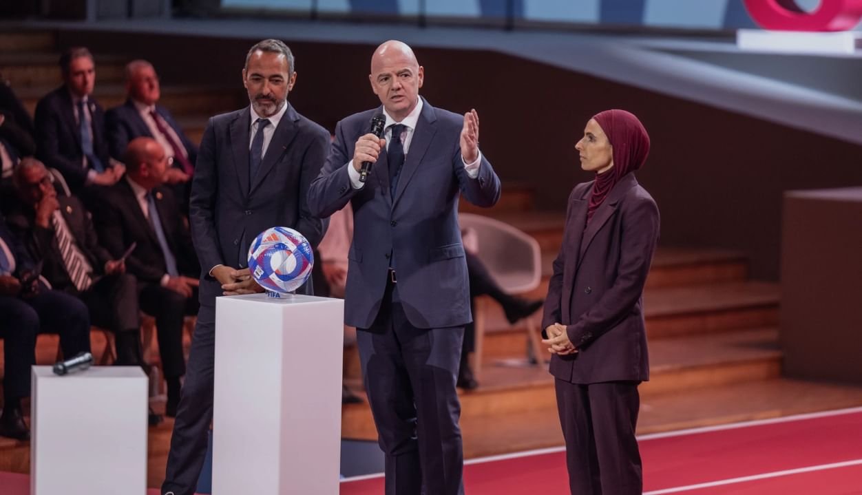 "فيفا" يتعهد باستثمار 2 مليار دولار وبناء 1000 ملعب والاستمرار في رسالة "توحيد العالم" 1 "فيفا" يتعهد باستثمار 2 مليار دولار وبناء 1000 ملعب والاستمرار في رسالة "توحيد العالم"