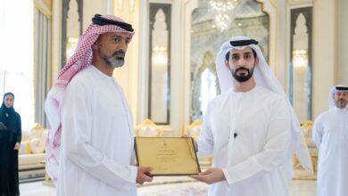 عمار بن حميد يكرم موظفين متميزين بـ"شارة نجم الخدمة"