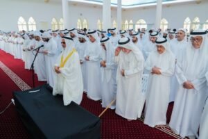 سعود بن صقر يؤدي صلاة الجنازة على جثمان الشيخة عائشة عبدالله مطر المهيري