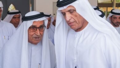 سعود بن صقر يؤدي صلاة الجنازة على جثمان الشيخة عائشة عبدالله مطر المهيري