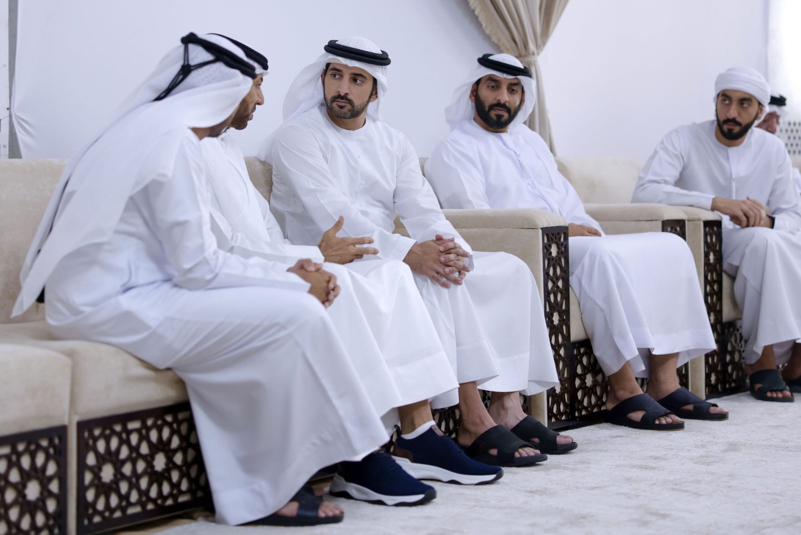 حمدان بن محمد يقدم واجب العزاء في وفاة عارف عبيد المهيري 1 حمدان بن محمد يقدم واجب العزاء في وفاة عارف عبيد المهيري