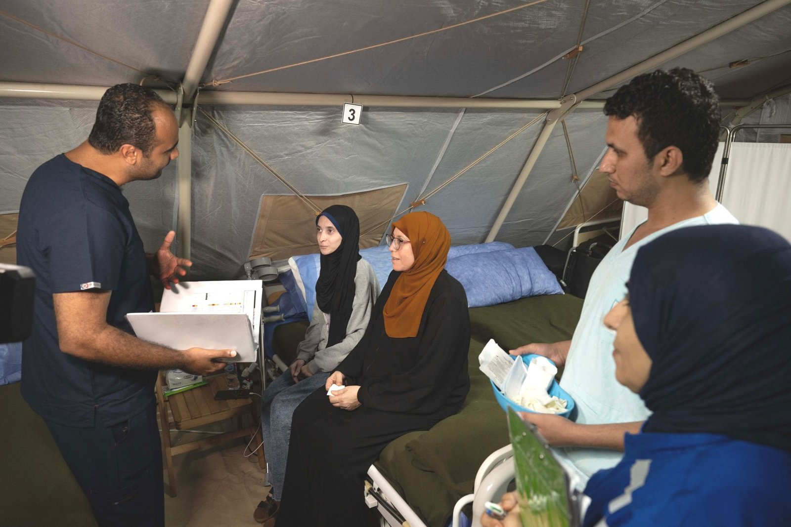 الإمارات ترسخ ريادتها في العمل الإنساني وتنقذ حياة المصابين في غزة بإجراء عمليات معقدة في المستشفى العائم بالعريش 1 الإمارات ترسخ ريادتها في العمل الإنساني وتنقذ حياة المصابين في غزة بإجراء عمليات معقدة في المستشفى العائم بالعريش
