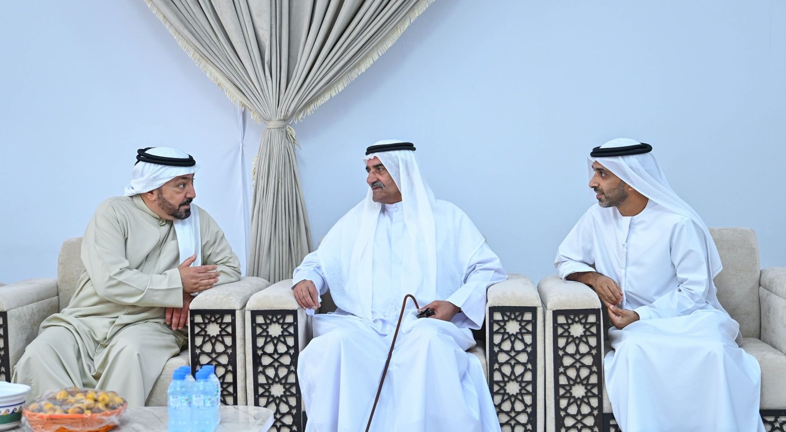 حاكم الفجيرة وولي عهده يتقبلان العزاء من أحمد بن حميد النعيمي بوفاة موزة بنت عبيد المرّي 1 حاكم الفجيرة وولي عهده يتقبلان العزاء من أحمد بن حميد النعيمي بوفاة موزة بنت عبيد المرّي