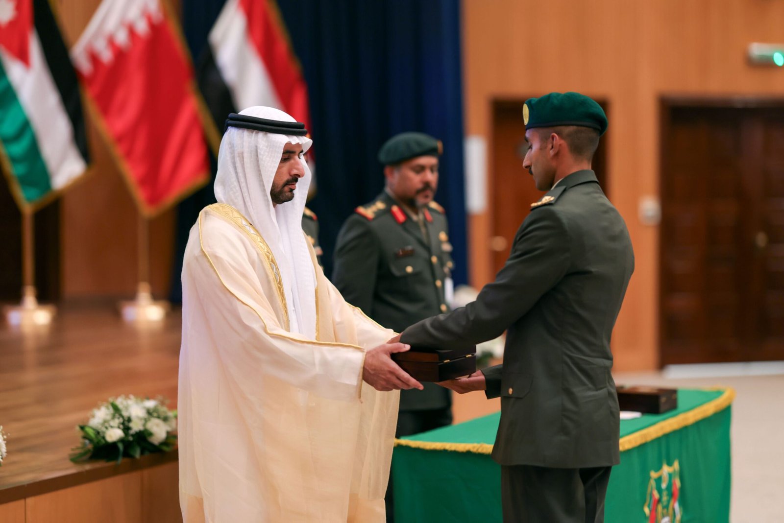 حمدان بن محمد يشهد تخريج دورتي الضباط الجامعيين 41 و42 في كلية زايد الثاني العسكرية 1 حمدان بن محمد يشهد تخريج دورتي الضباط الجامعيين 41 و42 في كلية زايد الثاني العسكرية