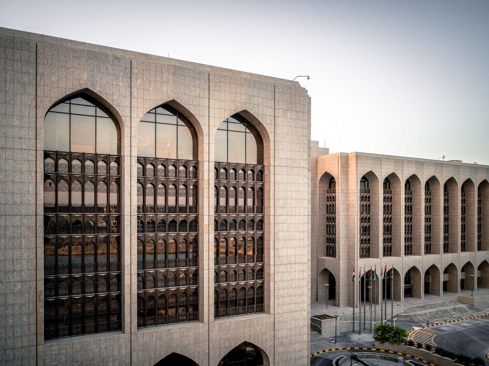 المصرف المركزي يفرض عقوبة مالية على بنك عامل في الدولة 1 المصرف المركزي يفرض عقوبة مالية على بنك عامل في الدولة