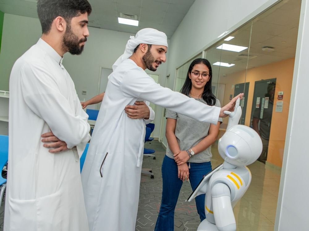 مركز للتكنولوجيا المتقدمة والذكاء الاصطناعي في “أمريكية رأس الخيمة” 1 مركز للتكنولوجيا المتقدمة والذكاء الاصطناعي في “أمريكية رأس الخيمة”
