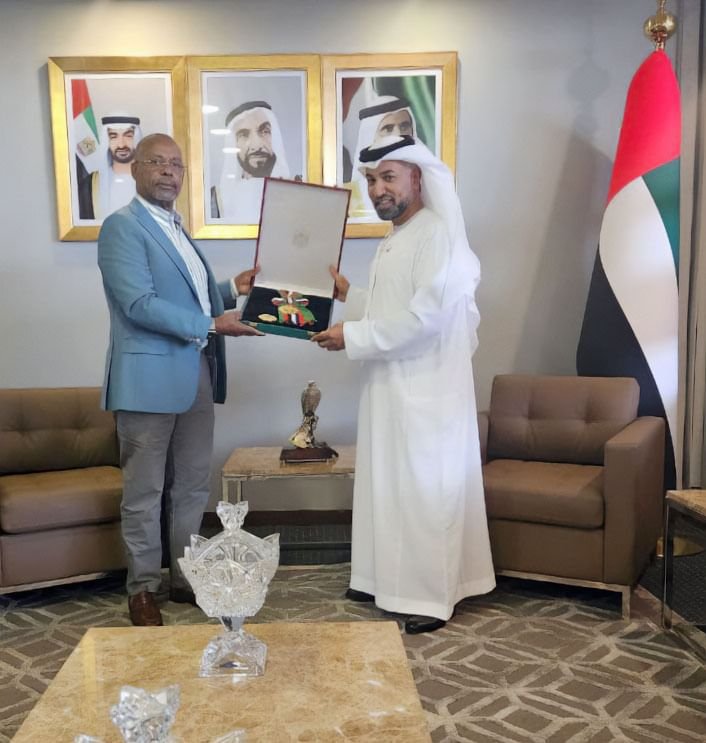 رئيس الدولة يمنح سفير كينيا وسام الاستقلال 1 رئيس الدولة يمنح سفير كينيا وسام الاستقلال
