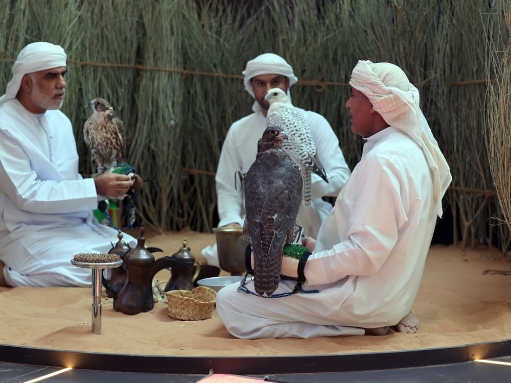 نادي صقاري الإمارات يعرف زوار جناحه بمعرض "الصيد" على ممارسة الصقارة 1 نادي صقاري الإمارات يعرف زوار جناحه بمعرض "الصيد" على ممارسة الصقارة