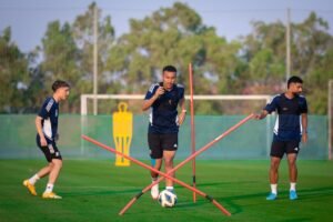 بعثة أبيض الشباب تُغادر إلى الكويت للمشاركة في تصفيات كأس آسيا